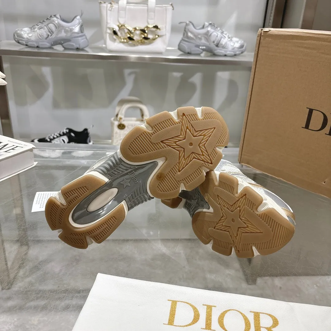 👟👟Ex-factory price 560👟👟 This Dior Chrono sneaker is a new product of the 2024 autumn ready-to-wear series, reinterpreting running shoes with Dior's high-end style. White mesh fabric is paired with nude and silver-toned laminated leather-effect panels, as well as CD logos on the sides, a star patch on the tongue and a Dior logo on the heel. Featuring tri-color laces, a lightweight sole and star embellishments for a casual look all year round. ✅Size: 35-40 ✅Packaging: With counter packaging and Dior outer box